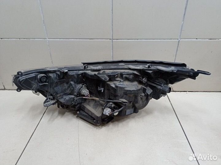 Фара передняя правая Toyota RAV4