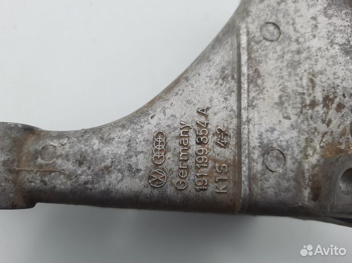 Кронштейн двигателя правый Volkswagen Golf 2