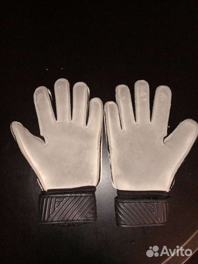 Вратарские перчатки