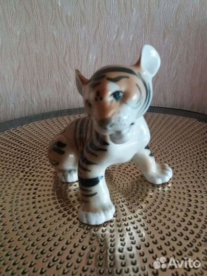 Фарфоровая статуэтка тигра