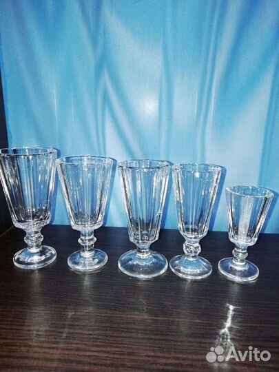 Рюмки лафитники, графины всё хрусталь