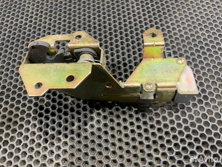 Замок стекла багажника Каен 955-957 Cayenne Touare