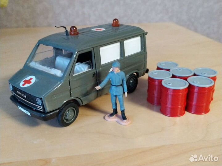 Автомобили и фигурки 1:43