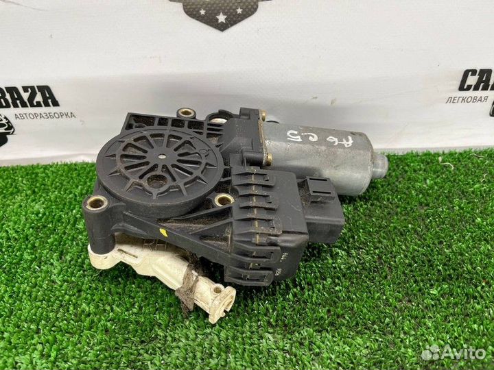 Моторчик стеклоподъемника передний правый R