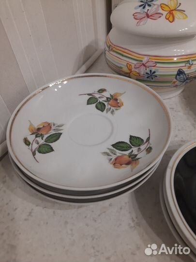 Тарелки, блюдца, сахарница