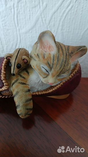 Статуэтка спящий котёнок