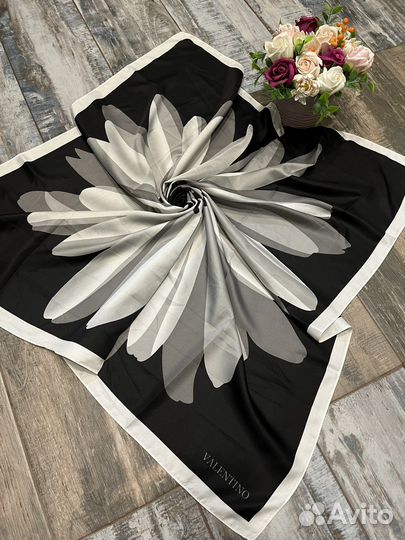Шелковый платок Valentino черный с белым