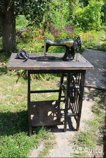 Антикварная швейная машинка на деревянной станине