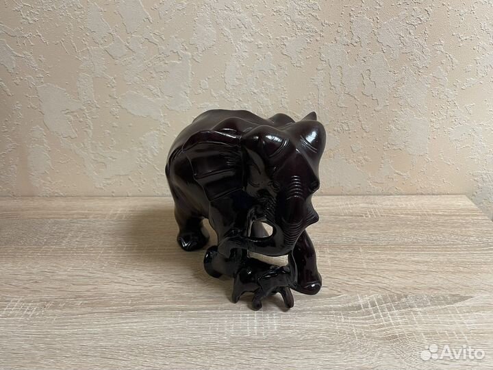 Статуэтка слон большой из красного дерева