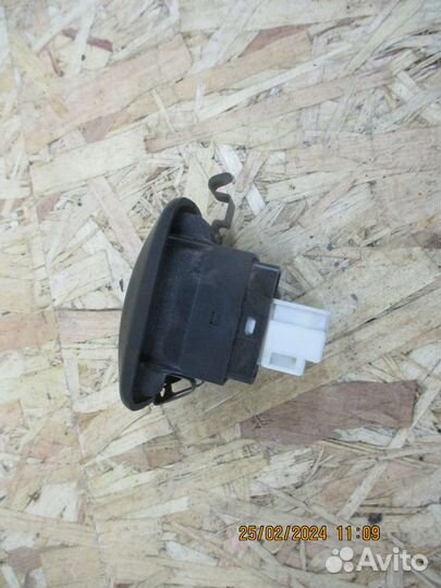 Кнопка стеклоподъемника задняя левая Ниссан NP300