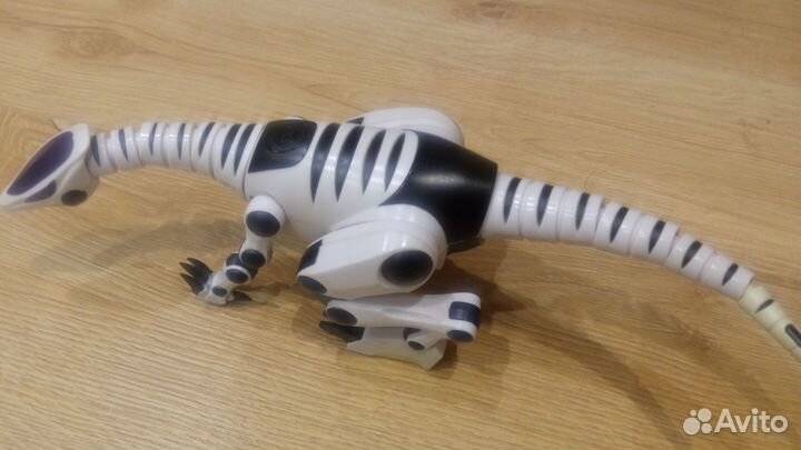 Робот динозавр на батарейках