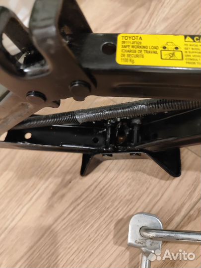 Домкрат toyota corolla