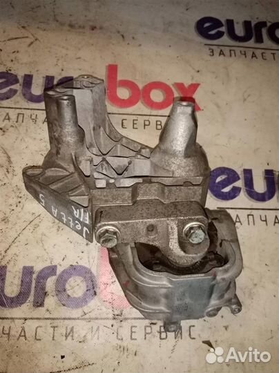 Опора двигателя правая VW Jetta 2006-2011