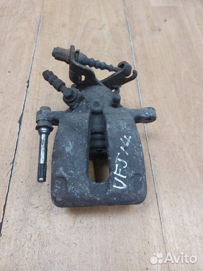 Тормозной суппорт задний правый Opel Insignia