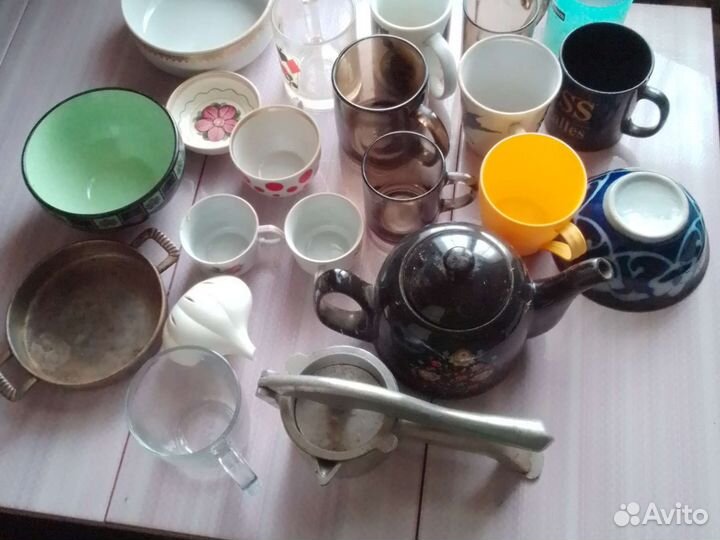 Ложки, вилки, тарелки, кружки, чайники, кастрюли