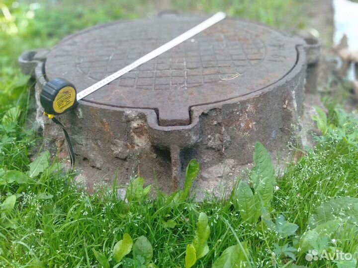 Канализационный люк с крышкой
