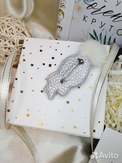 Брошь ручной работы из бисера девочка