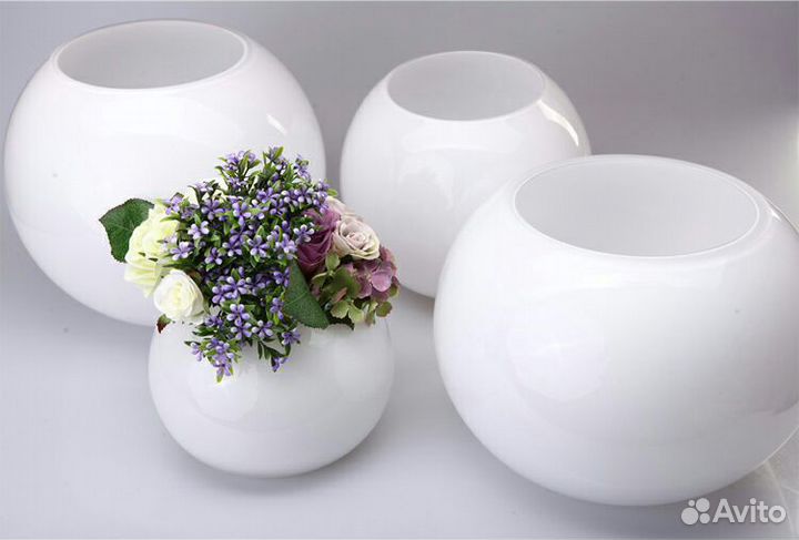 Белая стеклянная ваза шар