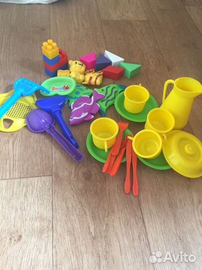Песочница и посуда игрушки