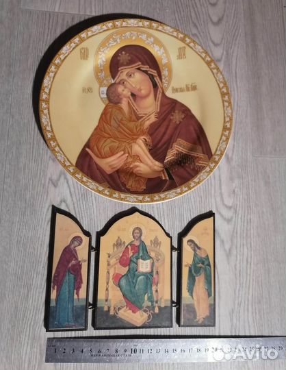 Иконы разные, полка, лампада