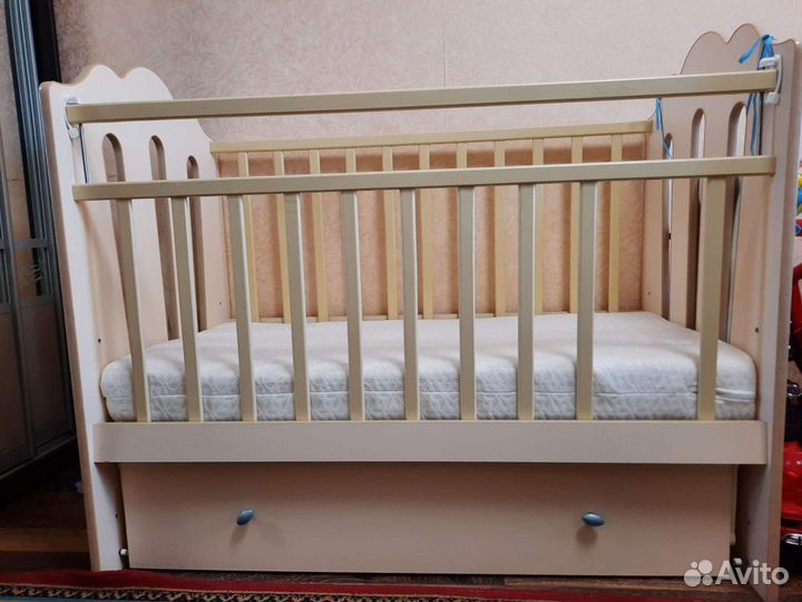 Детская кроватка с поперечным маятником