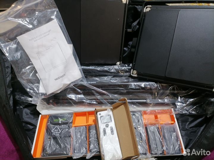 Студийный свет Neewer P200 2,4