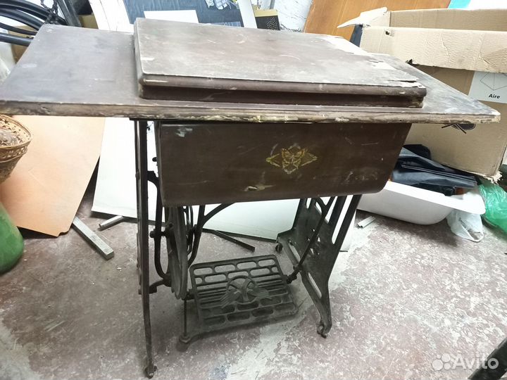 Старинная швейная машинка.Антикварная машинка