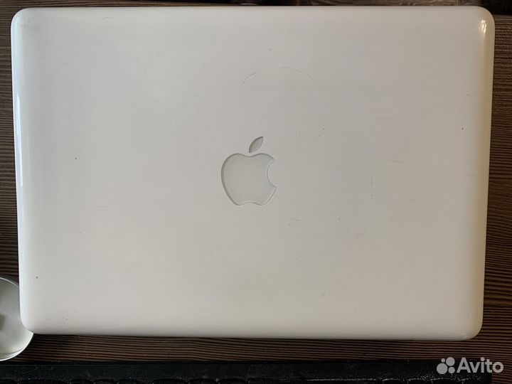 Macbook 13 2010 белый 4/250