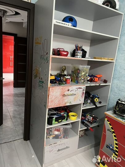 Детская кровать и шкаф