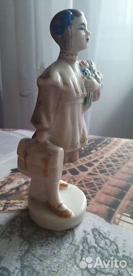 Фарфоровая статуэтка Первоклассница