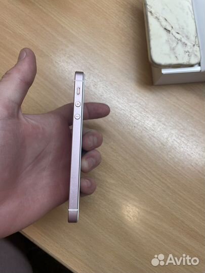 Телефон iPhone SE