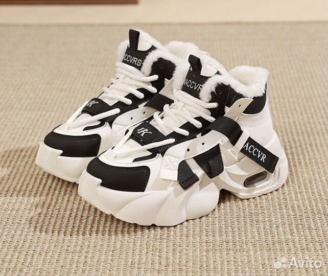 Женские кроссовки