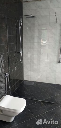 Стеклянная шторка для душевой