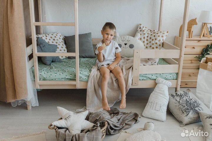 Кровать двухьярусная из массива