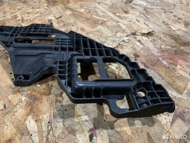 Площадка под фару передняя правая Volkswagen Golf