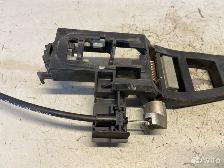 Кронштейн ручки двери задний левый Ford Focus 2