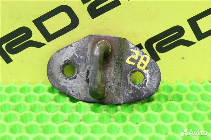 Петля замка багажника задняя Nissan Vanette SK82MN