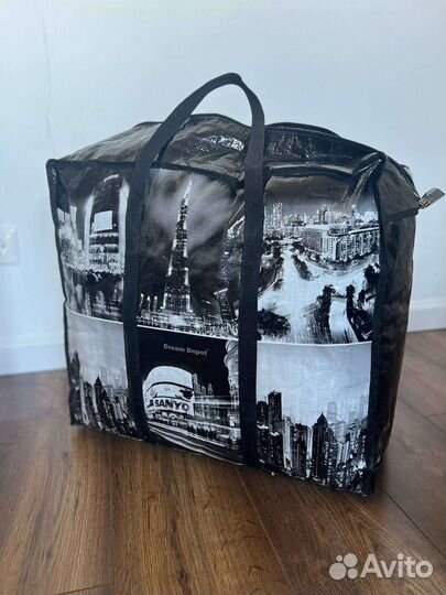 Большая сумка с женскими вещами