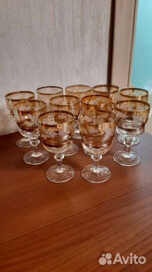 Рюмки, тарелки, чашки, ваза