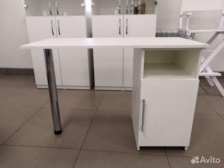 Маникюрный стол