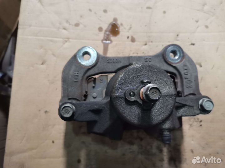 Суппорт тормозной передний левый Kia Seltos 1