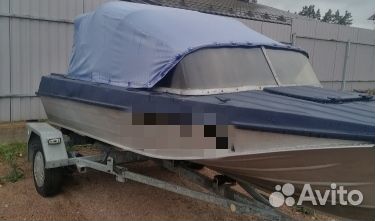 Моторная лодка с мотором и прицепом