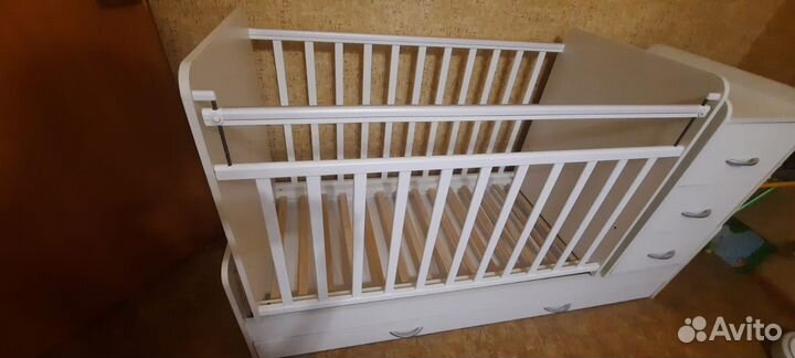 Детская кроватка с маятником