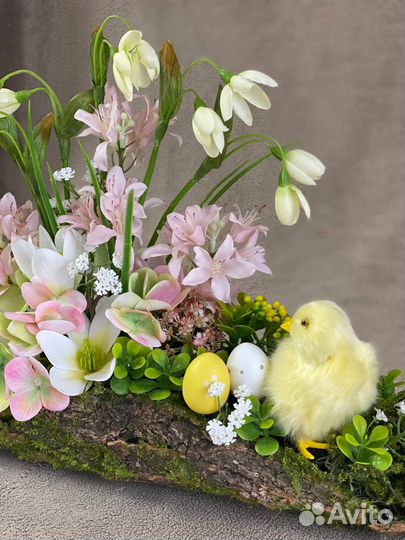 Цветочная композиция на декоративном полене