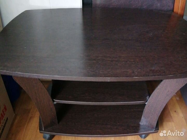 Стол и стулья