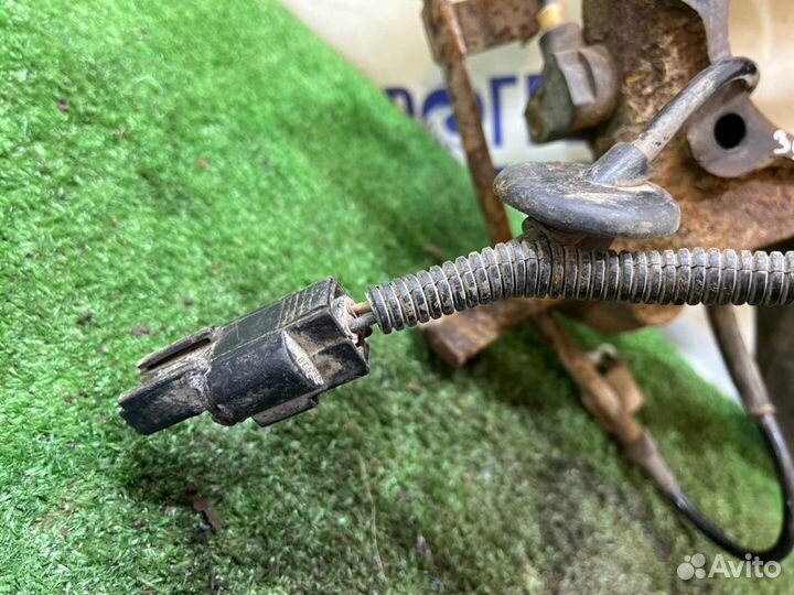 Кулак задний левый Mitsubishi Galant седан 2.0