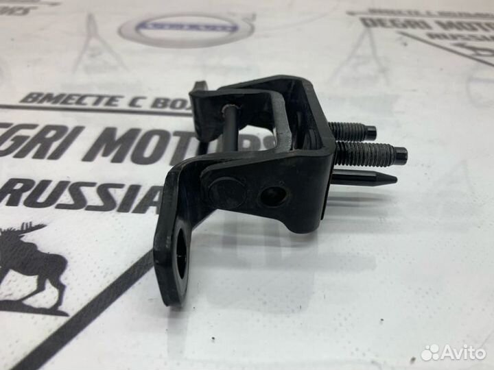 Петля крышки багажника Volvo XC60 08-17 31335292