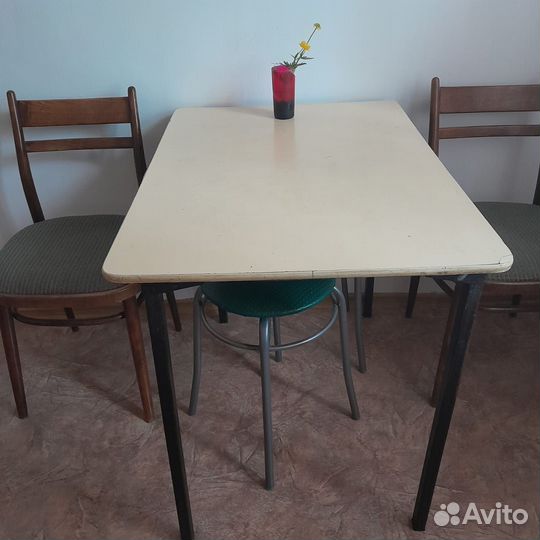 Стол кухонный