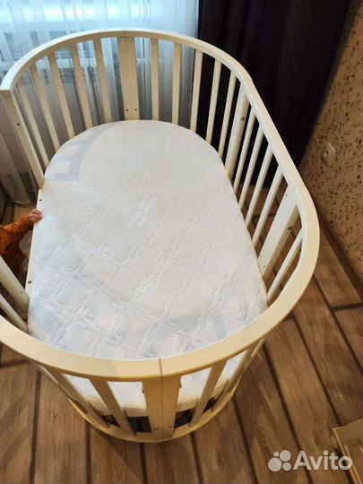 Детская кроватка с маятником