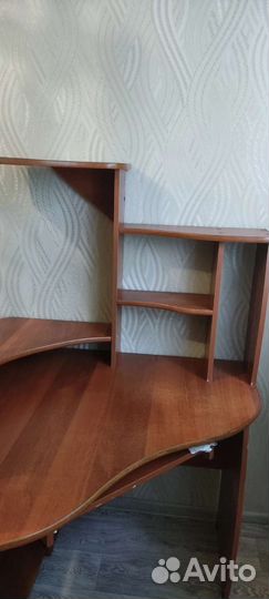 Компьютерный стол угловой с полками